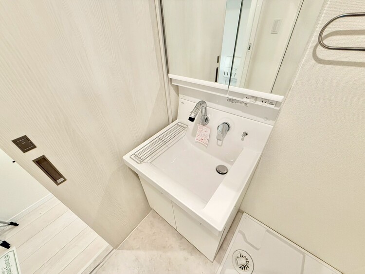 その他 清潔感を感じられる洗面化粧台。