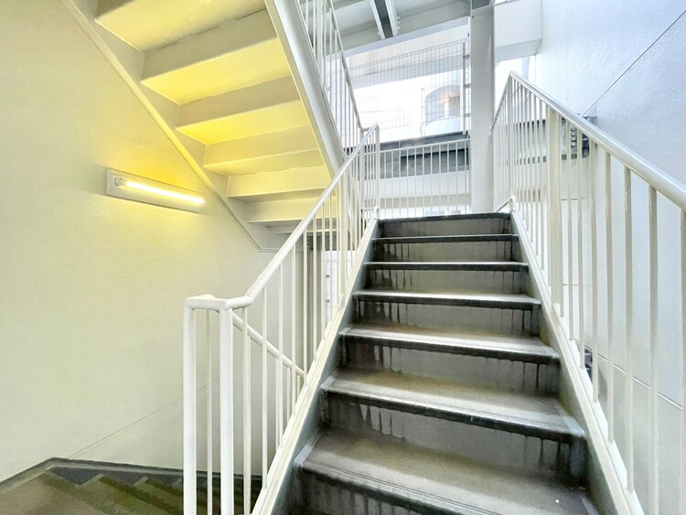 その他 共用部の階段です。明るく清潔に管理されています。