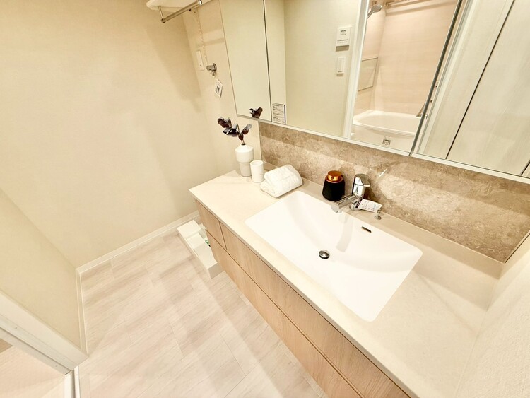 その他 清潔感を感じられる洗面化粧台。