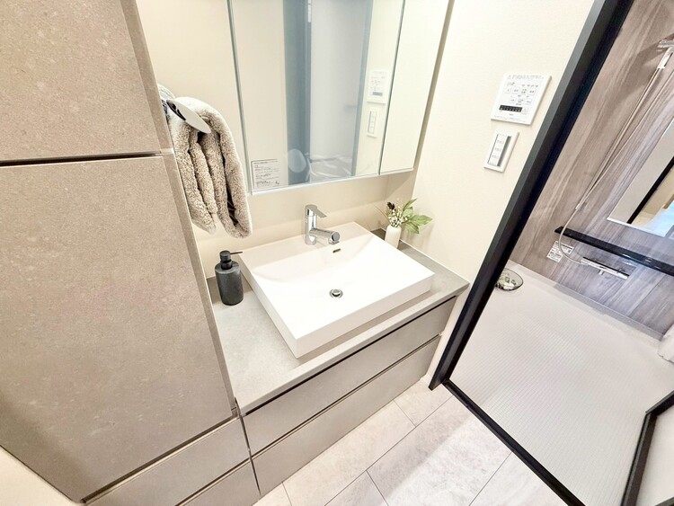 その他 清潔感を感じられる洗面化粧台。