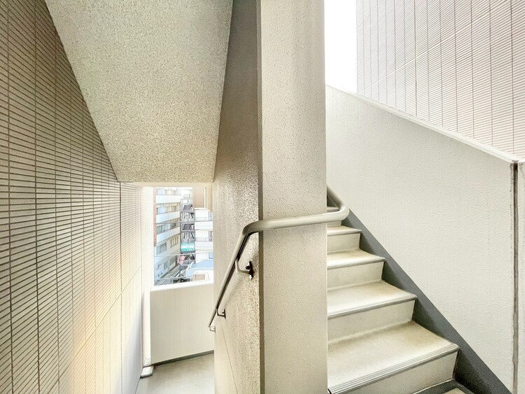 その他 共用部の階段です。明るく清潔に管理されています。