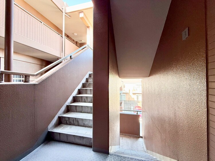 その他 共用部の階段です。明るく清潔に管理されています。