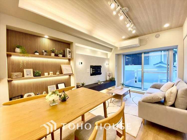 内装 【LIVING】◆煌びやか◆愛おしい家族との団欒の時間をより一層幸せなものに感じさせる煌びやかなLDK。輝かしい毎日が待っています。※この画像の家具の配置には、CGによる加工を施しております。