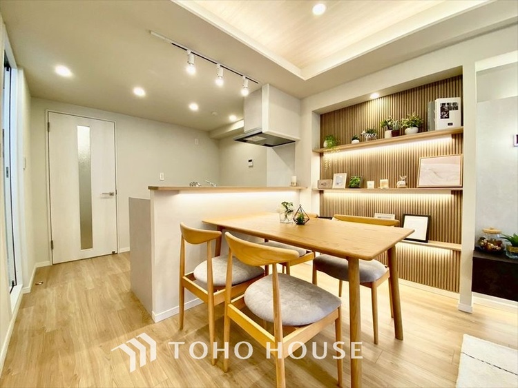 内装 【LIVING】◆眩い◆光が燦々と入り、家族の笑顔を照らす。「いつまでも続いて」と願う夢のような毎日がここにある。