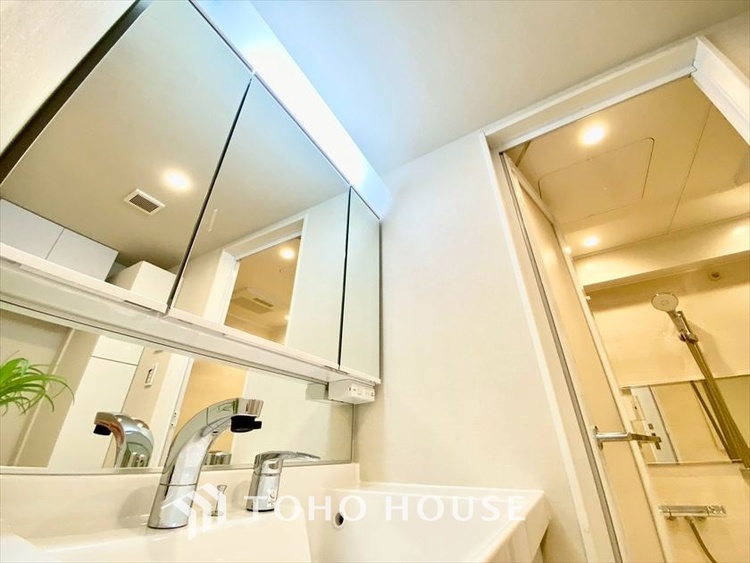 洗面 【WASHROOM】◆快適◆煌びやかな暮らしの中にも忘れたくない快適さ。大きな収納が助けてくれます。