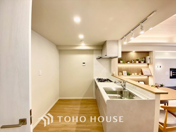 その他 【KITCHEN】◆開放的◆後片付けが楽なシステムキッチン。収納スペースの充実！