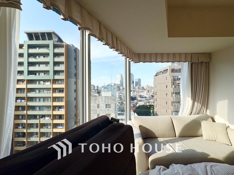 内装 【LIVING】◆扉を◆開くとこの景色。家族の”おかえり”の声が聞こえてきそう。