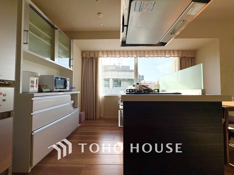 キッチン 【KITCHEN】◆ワクワク◆開放的で機能性も高いシステムキッチン。お子様は毎日のご飯にワクワク！