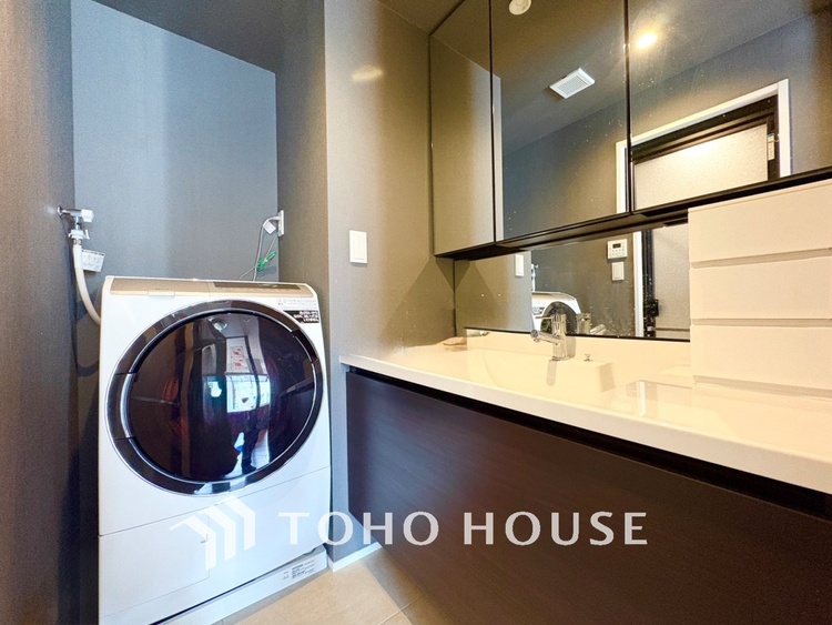 洗面 【WASHROOM】◆快適◆煌びやかな暮らしの中にも忘れたくない快適さ。大きな収納が助けてくれます。