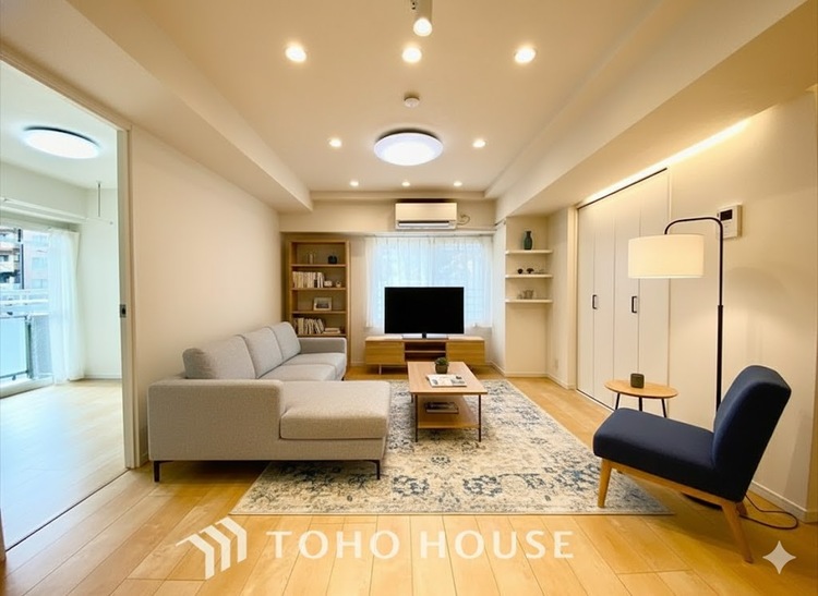 内装 【LIVING】◆煌びやか◆愛おしい家族との団欒の時間をより一層幸せなものに感じさせる煌びやかなLDK。輝かしい毎日が待っています。※この画像の家具の配置には、CGによる加工を施しております。