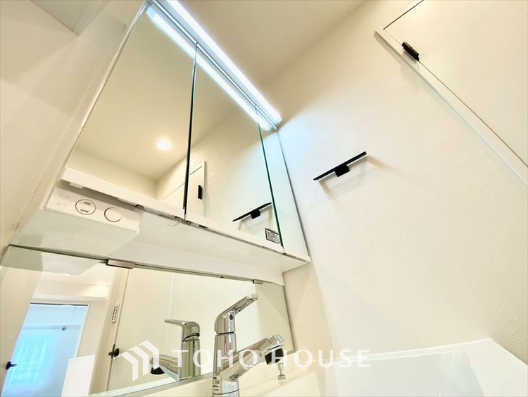 洗面 【WASHROOM】◆快適◆煌びやかな暮らしの中にも忘れたくない快適さ。大きな収納が助けてくれます。