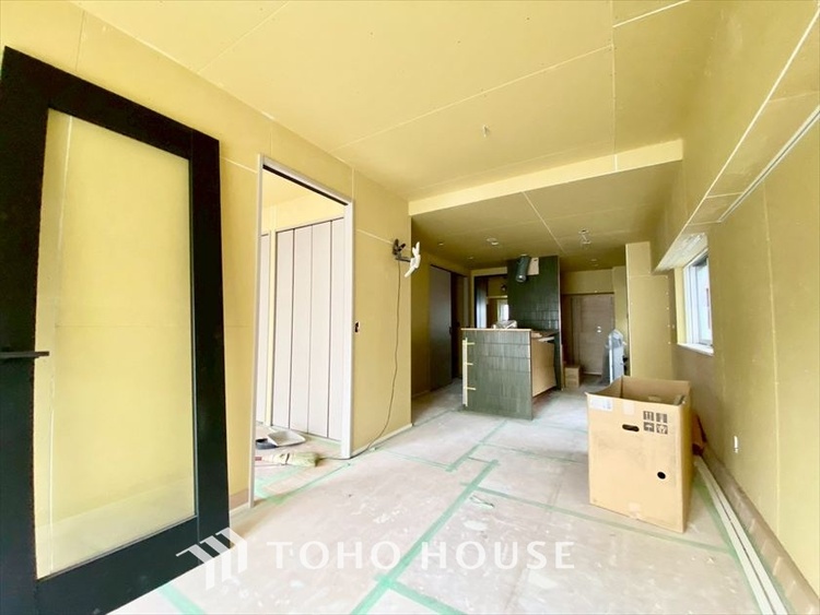 内装 現在改装中◆Sunshine◆光が燦々と入り、いるだけで気持ちいい。「開放的でゆとりあるお部屋です。」