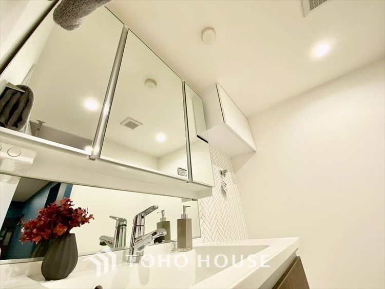 洗面 【WASHROOM】◆快適◆煌びやかな暮らしの中にも忘れたくない快適さ。大きな収納が助けてくれます。