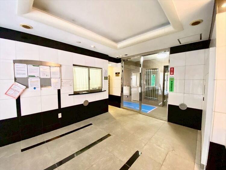 エントランス 【ENTRANCE】◆家族◆家で家族と過ごす時間は限られている。帰りを待つ家族の元へと急ぐときの弾む思い。そんな思いを引き立てる邸宅。