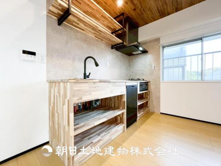 キッチン 【キッチン】住宅の主役でもあり、日常生活を過ごす上で重要な水回りでもあるからこそ機能性・デザイン性に拘りました。お掃除のしやすいシステムキッチンを設置しました。