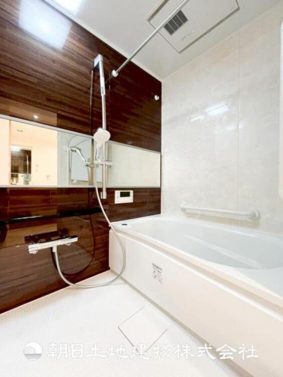 風呂 【浴室】上品な色合いが魅力のバスルームは、ほっと落ち着く空間を作り出しています。広々とした浴槽で体を癒やしながら、疲れを取り除けるような仕様です。お子様と一緒に楽しく入るのもいいですね。