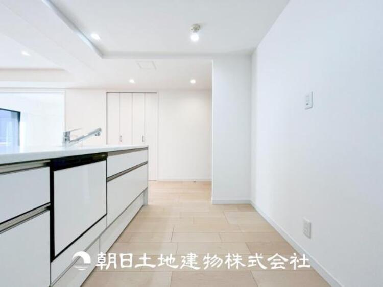 キッチン 【キッチン】住宅の主役でもあり、日常生活を過ごす上で重要な水回りでもあるからこそ機能性・デザイン性に拘りました。お掃除のしやすいシステムキッチンを設置しました。