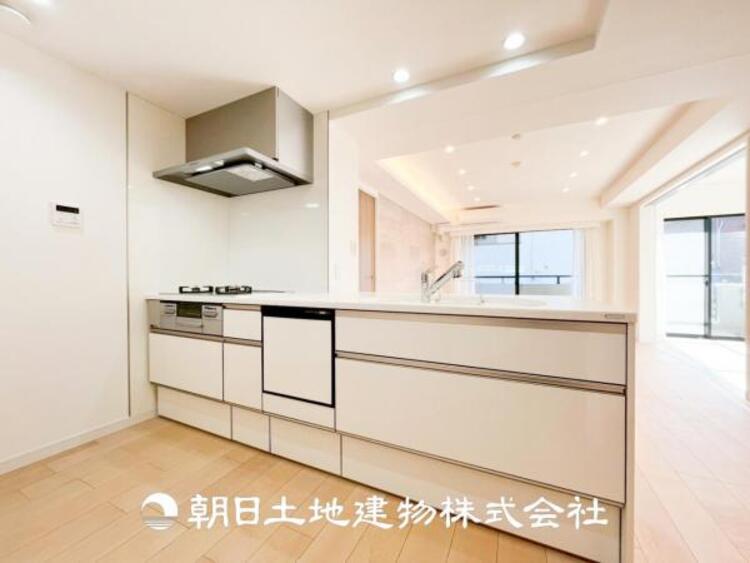 キッチン 【キッチン】仲良しなご夫婦、お子様、みんなでお料理ができる程の贅沢なスペースを実現したキッチンとなっております。みんなで作った料理を召し上がりながらの会話は盛り上がること間違いなしです。