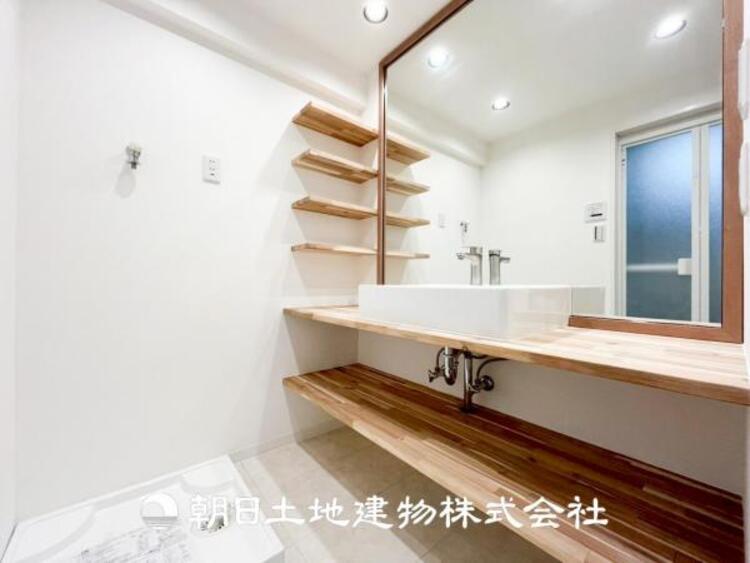 洗面 【洗面化粧台】慌ただしい1日が始まり、充実した1日の終わりを締めくくる洗面所。快適に過ごせることはもちろん、収納や機能性を兼ね備えた洗面化粧台です。