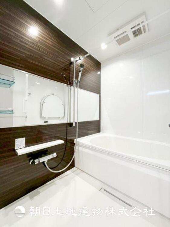 風呂 【浴室】半身浴もできる広々とした湯舟があり、浴室暖房乾燥機付きで冬でもポカポカです！