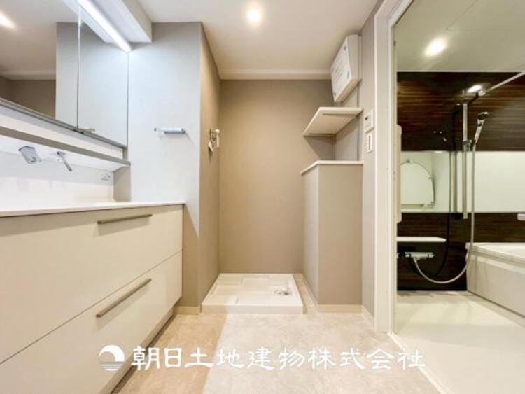 洗面 【洗面化粧台】慌ただしい1日が始まり、充実した1日の終わりを締めくくる洗面所。快適に過ごせることはもちろん、収納や機能性を兼ね備えた洗面化粧台です。