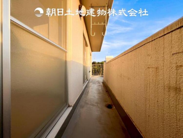 バルコニー 【バルコニー】温かい太陽を感じる事ができるのは、目の前に遮るものが無いから。彼方に広がる風景が絵画のように広がります。