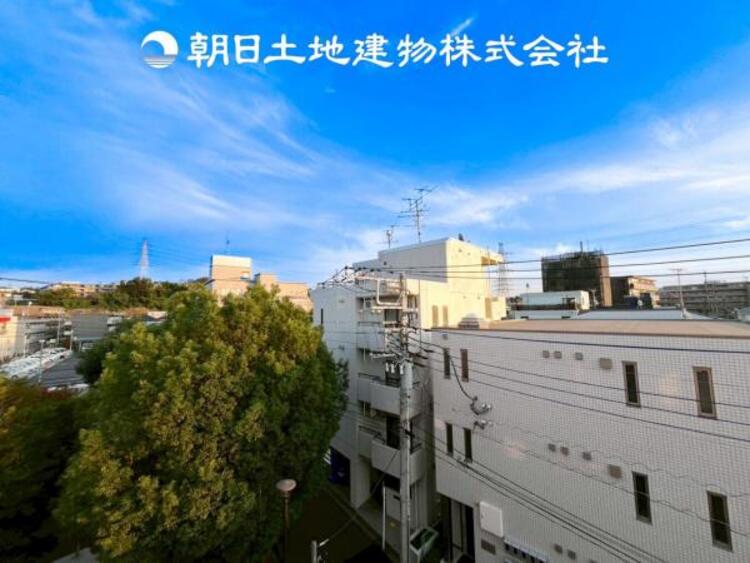 その他 【眺望】目の前に手を伸ばせば、触ることが出来そうな環境が、そのままインテリアになったような印象です。その豊かな眺望にふさわしい空間には、通風・採光にも優れ、心地よい光と風があふれています。