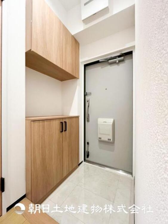 その他 【玄関】家族の帰り、遊びに来る友人、知人を優しく迎え、温もりに満ちた生活空間を予感させる。帰りたい家がここにあります。