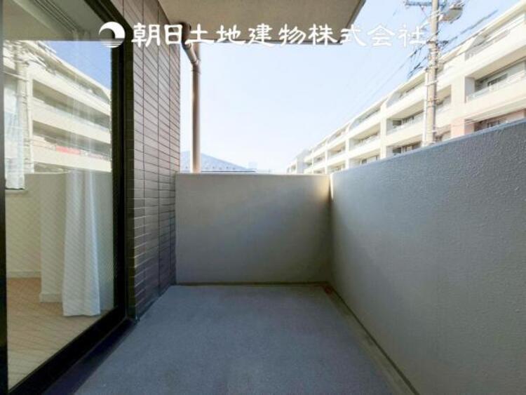 バルコニー 【バルコニー】広々としたバルコニースペース。日々のお洗濯もはかどります。