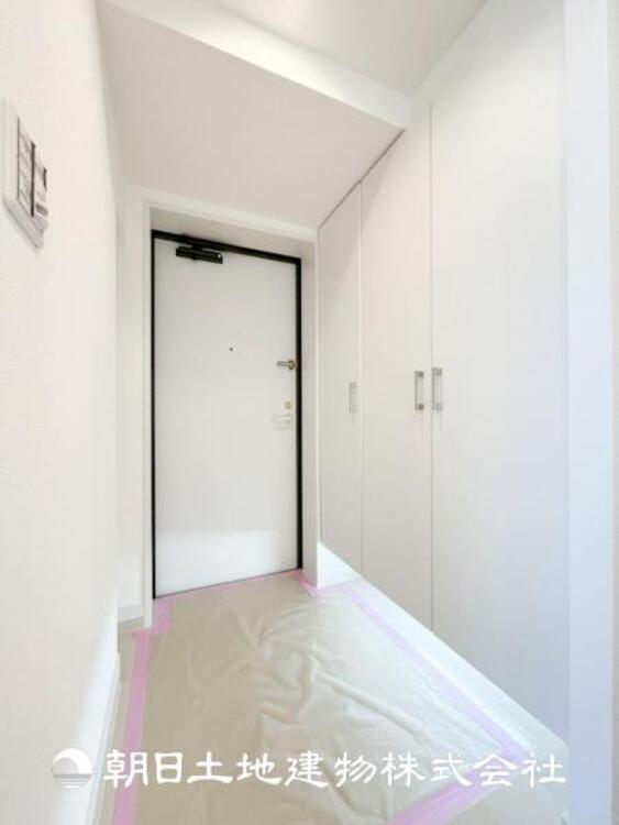 その他 【玄関】家族の帰り、遊びに来る友人、知人を優しく迎え、温もりに満ちた生活空間を予感させる。帰りたい家がここにあります。