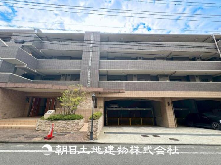 外観 【外観写真】家族の帰り、遊びに来る友人、知人を優しく迎え、温もりに満ちた生活空間を予感させる。帰りたい家がここにあります。