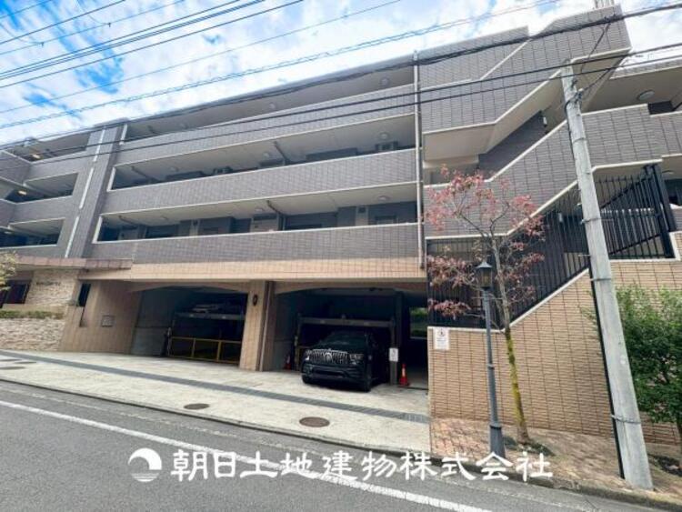 外観 【外観写真】暮らしの中でのたくさんの光と心地よい風を演出してくれています。見事なまでの開放的な空間をお楽しみください