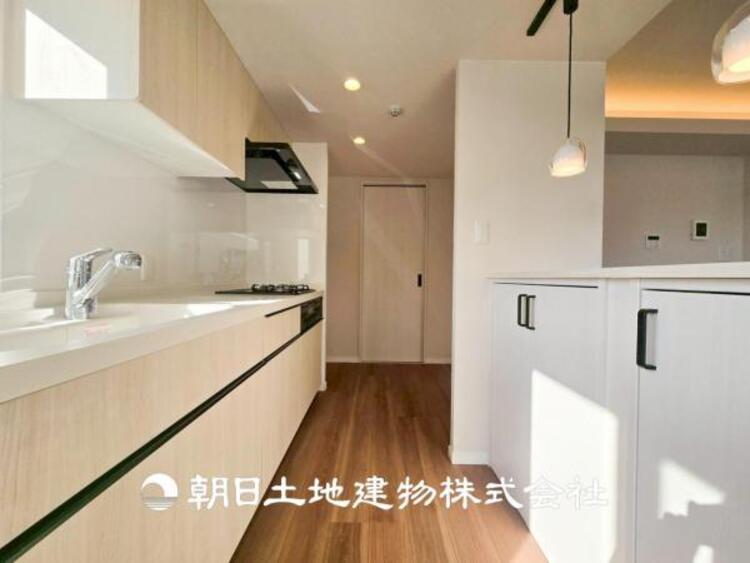 キッチン 【キッチン】シンプルで使いやすいデザインにこだわったキッチン。プライベートスペースを彩るインテリアとしての美しさと、快適な日常を支える機能性と強さがひとつになった自慢のキッチンです。