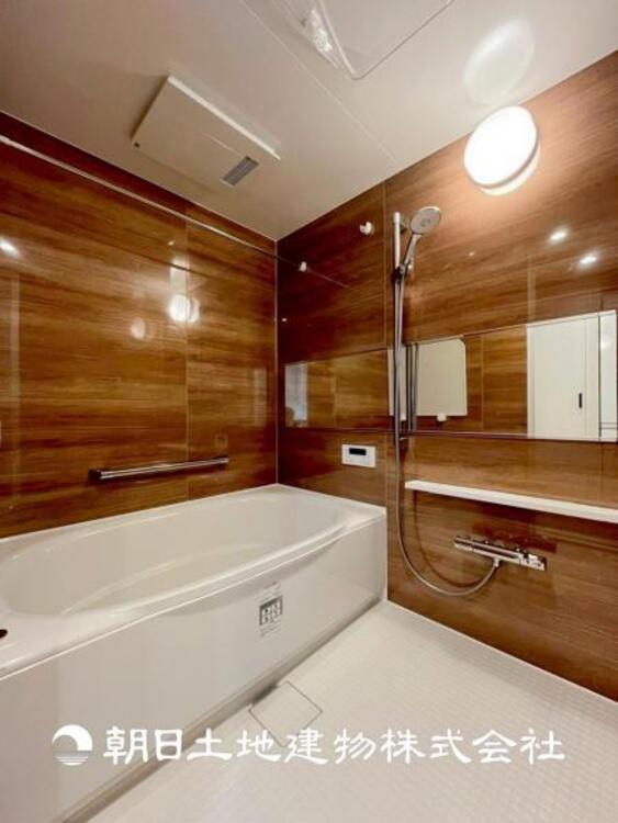 風呂 【浴室】上品な色合いが魅力のバスルームは、ほっと落ち着く空間を作り出しています。広々とした浴槽で体を癒やしながら、疲れを取り除けるような仕様です。お子様と一緒に楽しく入るのもいいですね。