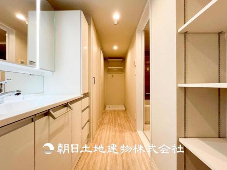 洗面 【洗面化粧台】慌ただしい1日が始まり、充実した1日の終わりを締めくくる洗面所。快適に過ごせることはもちろん、収納や機能性を兼ね備えた洗面化粧台です。