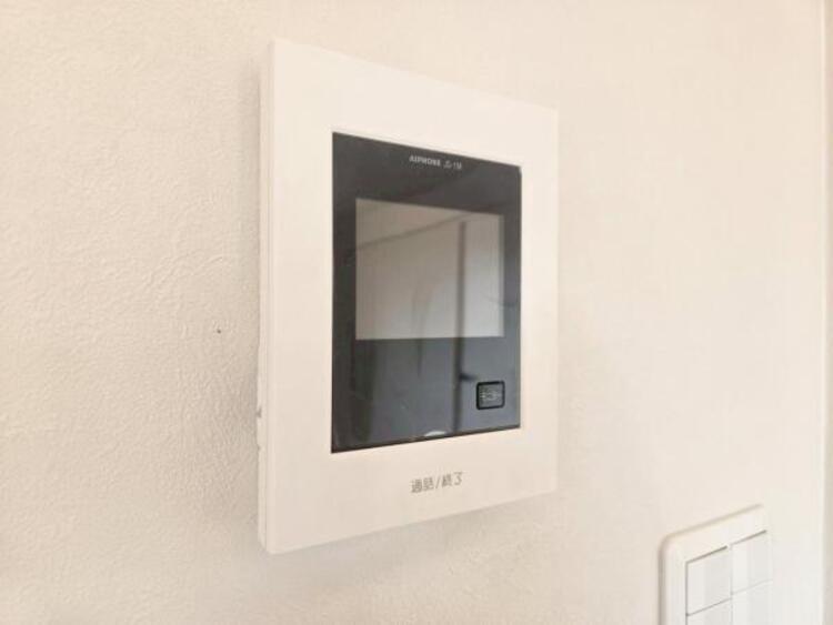 設備 【モニター付きインターホン】訪問者の確認が出来るので、セキュリティ対策にも最適のモニター付きインターホン。
