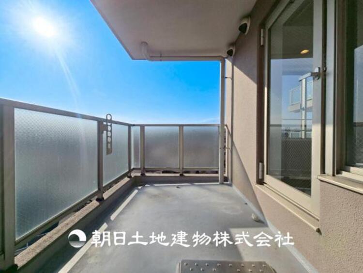 バルコニー 【バルコニー】温かい太陽を感じる事ができるのは、目の前に遮るものが無いから。彼方に広がる風景が絵画のように広がります。