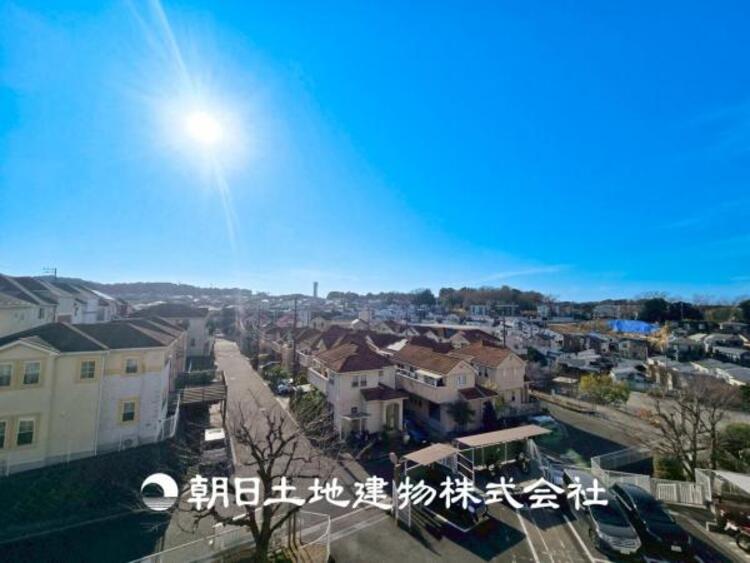 その他 【眺望】目の前に手を伸ばせば、触ることが出来そうな環境が、そのままインテリアになったような印象です。その豊かな眺望にふさわしい空間には、通風・採光にも優れ、心地よい光と風があふれています。