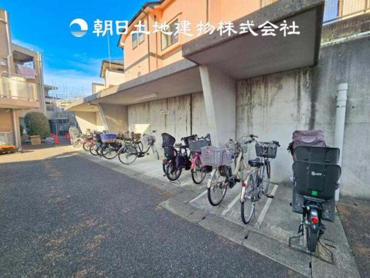 その他 【駐輪場】自転車やバイクなど、ゆとりのある敷地で置き場所に困ることはないでしょう。