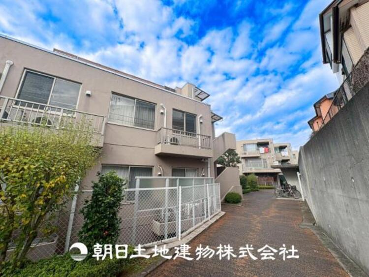 外観 【外観写真】暮らしの中でのたくさんの光と心地よい風を演出してくれています。見事なまでの開放的な空間をお楽しみください