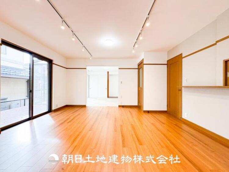 居間 ゆっくりと過ごす空間に相応しく、ここで楽しむ時間が家族や友人との絆をより深めてくれそうです。