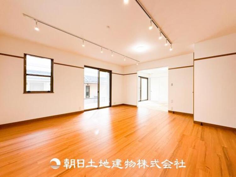 居間 家族や友人との時間など、１番多くの時間を過ごす空間だからこそ落ち着いた空間になります。