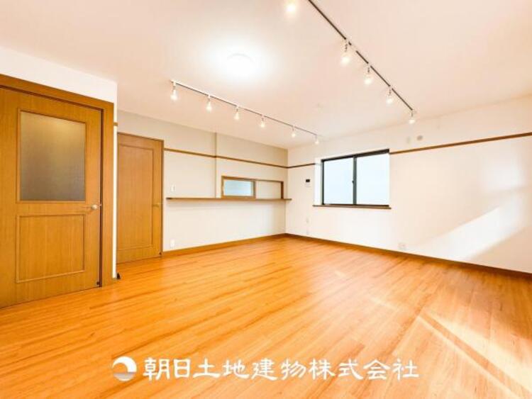 居間 何気なく過ぎる時でさえも上質なひと時となる快適な空間を目指しております。