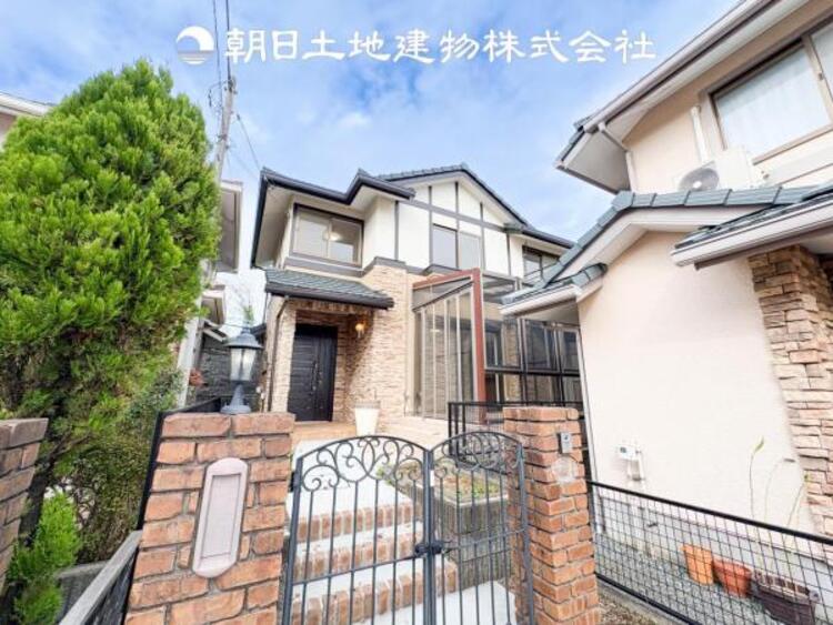 外観 時間のゆとりと空間、暖かな陽光がもたらす光と風を独占してください。