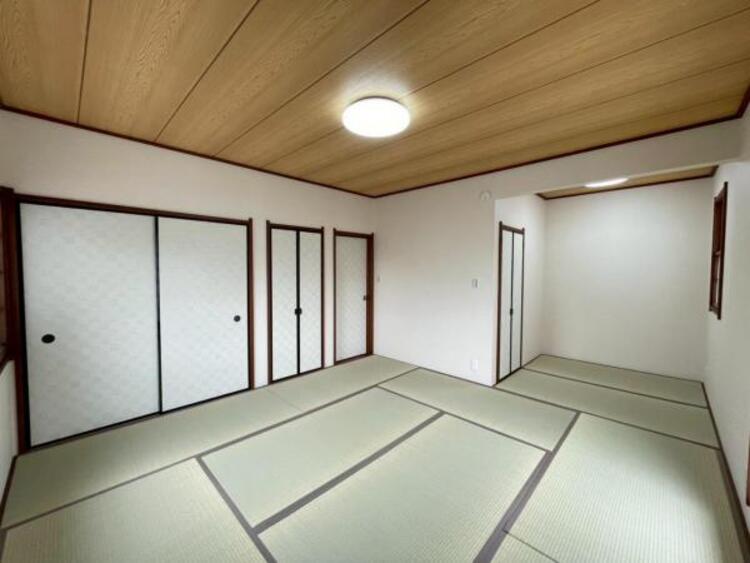 内装 主寝室として使える2階和室は広々8帖＋約2帖の書斎スペースあり！リモートワークなどにも便利です。