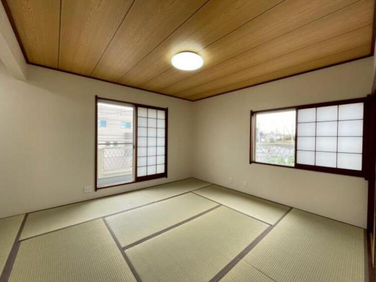 内装 ベッドを置いてもゆとりのある広さです。南側二面採光につき、日当たり良好です！