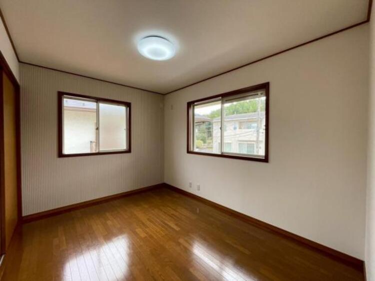 内装 子供部屋にぴったりな洋室。明るい空間で成長を見守ります 