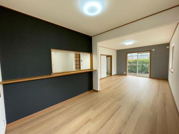 居間 たっぷりの陽光が注がれた明るいリビングは、家族団らんのひと時を包み込みます。