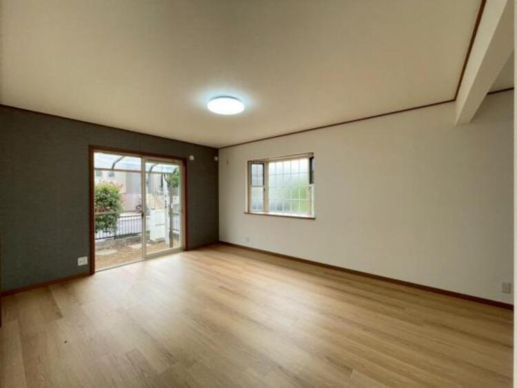 居間 庭と繋がり、空間の広がりとご家族の気配を感じられるゆとりのLDK 