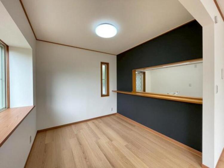 居間 料理中も会話が弾む対面式キッチン。ダイニングへの配膳動線も快適です。